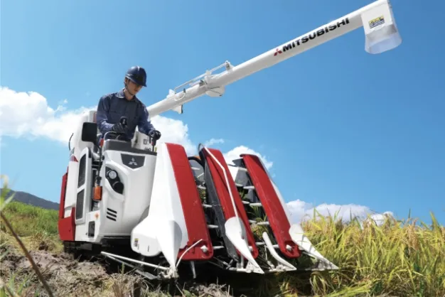 農業機械を操作しているの画像